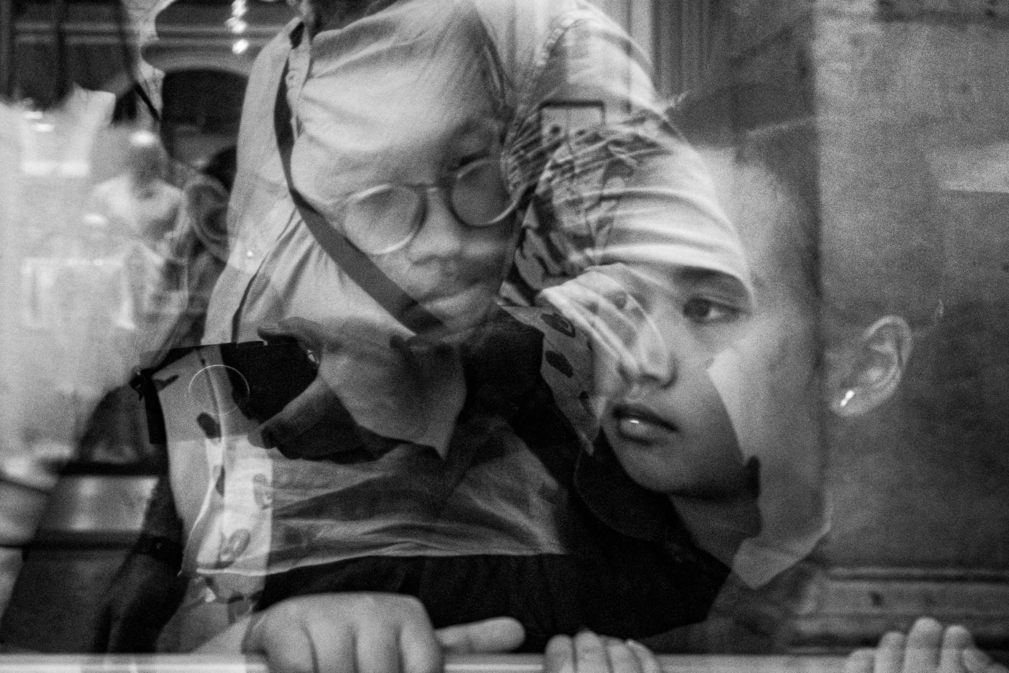 Behind Glass — série de photographies à travers les vitres, Matteo Carli Roy